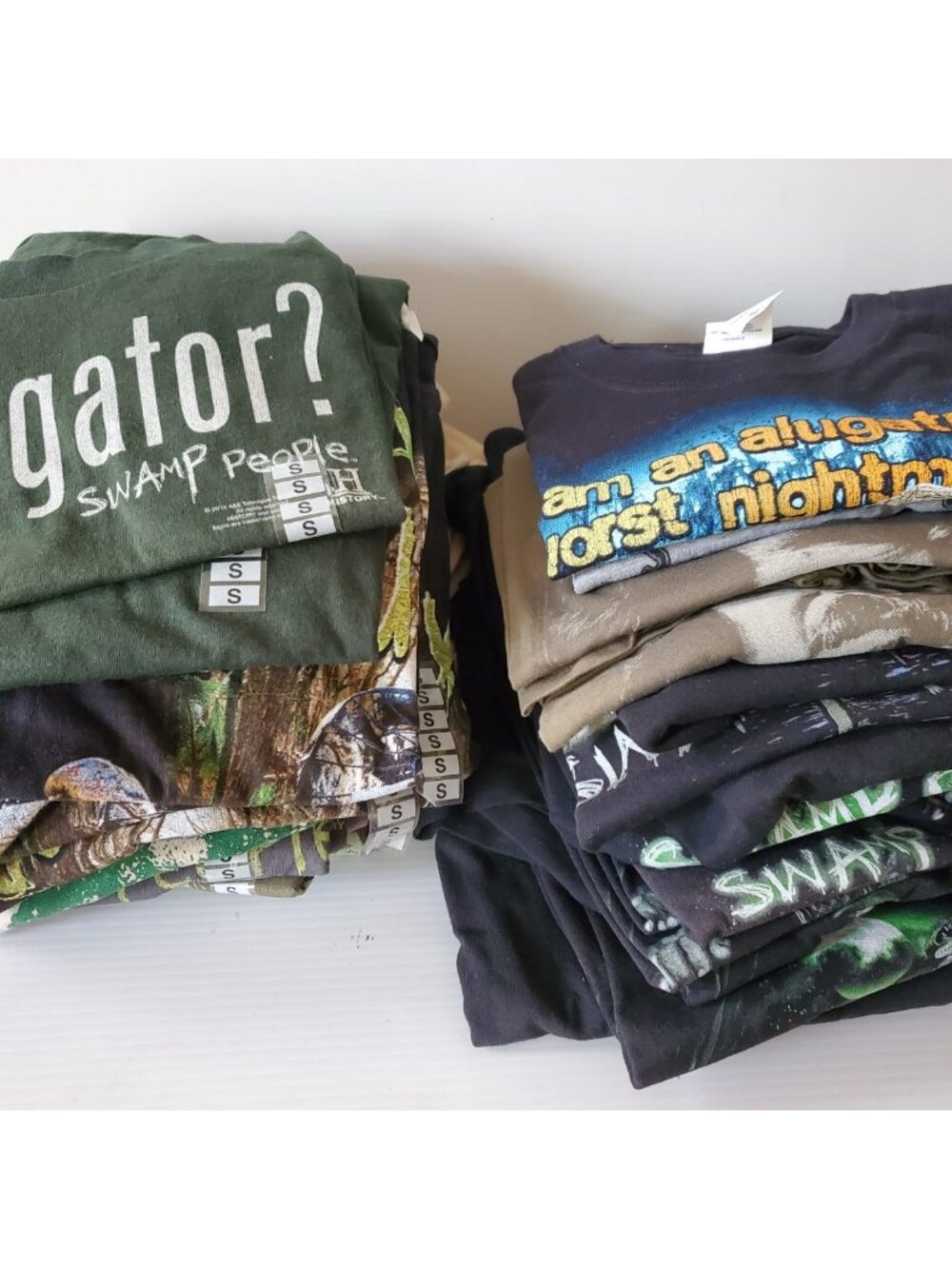 LOT OF 44 SWAMP PEOPLE OFFICIALLY LICENSED TSHIRTS ASSORTED STYLES AND SIZES NWT